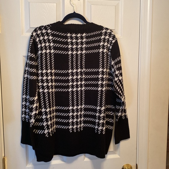 Brand New Love Change Black /White V-neck Sweater…size 2X - Picture 2 of 4